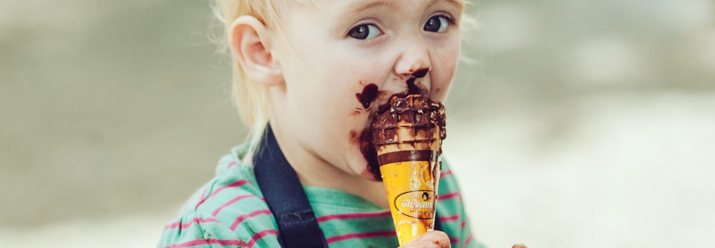 dziecko, alergia na lody, je czekoladowego lód, ma brudną buzię