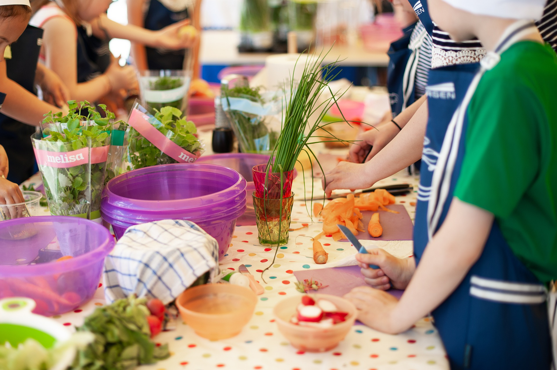 dzieci przyrządzają posiłek, alergia na pokarm u dzieci