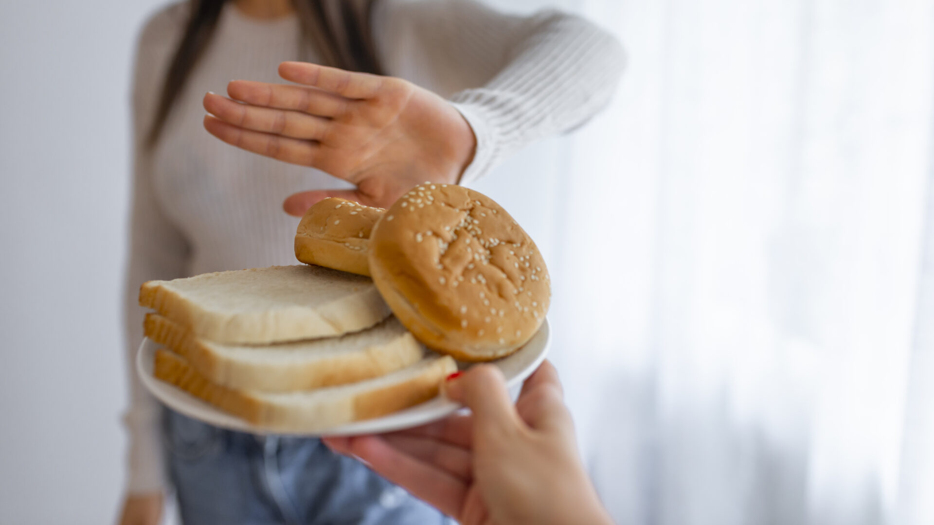 kobieta odmawiająca jedzenia białego chleba, celiakia