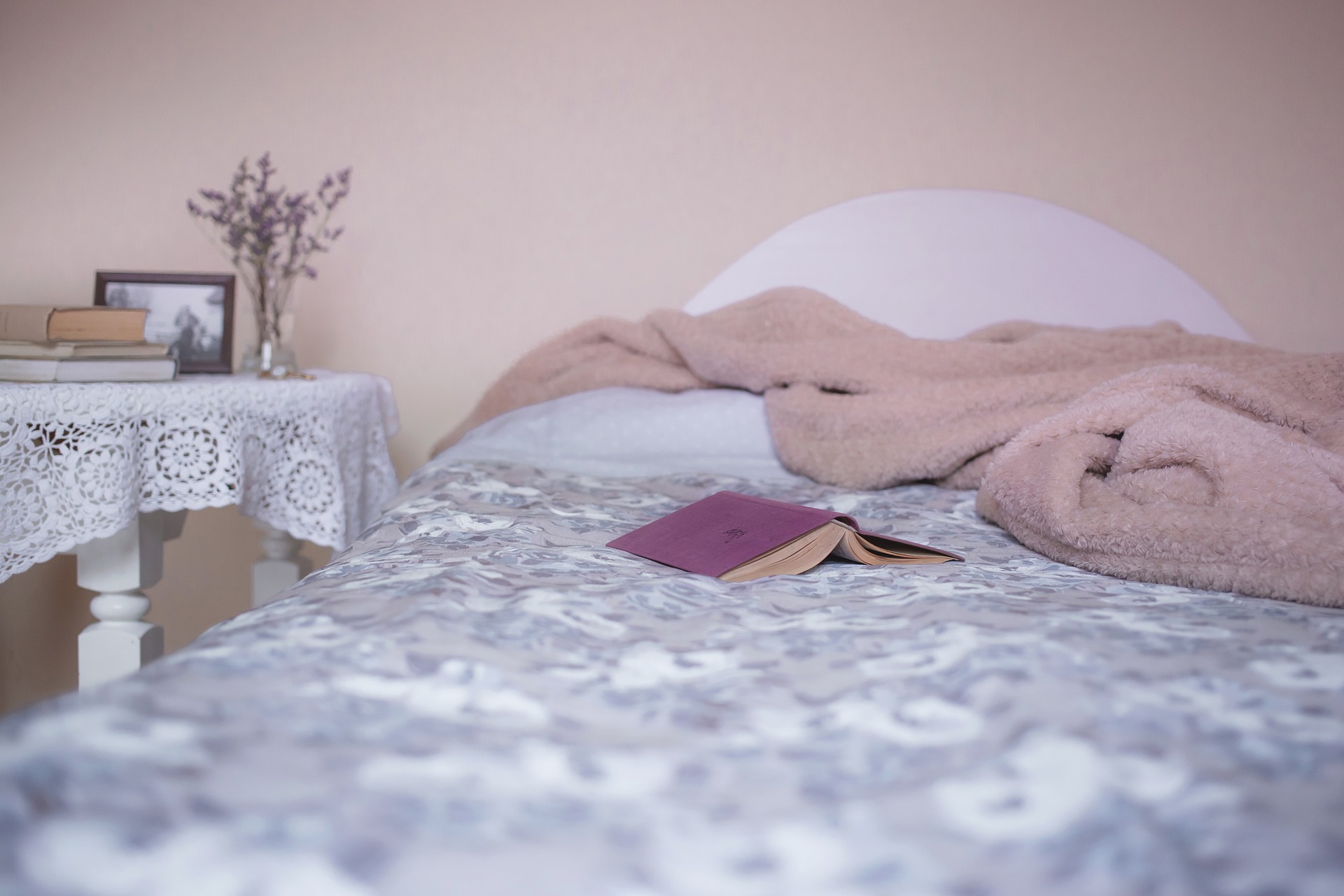 alergia na roztocze, łóżko, kolorowa pościel