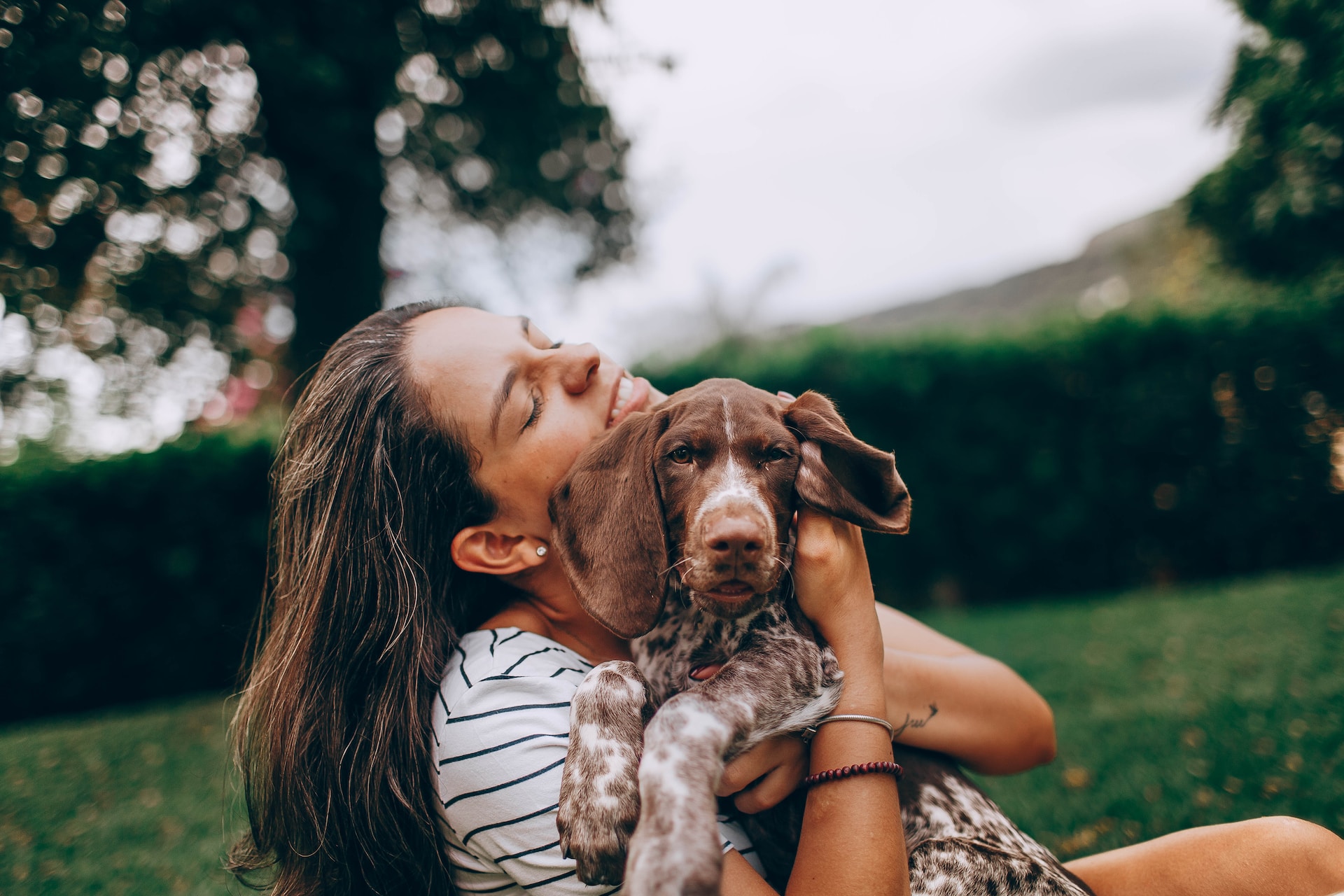 Kobieta przytula psa, alergia u ziwrząt