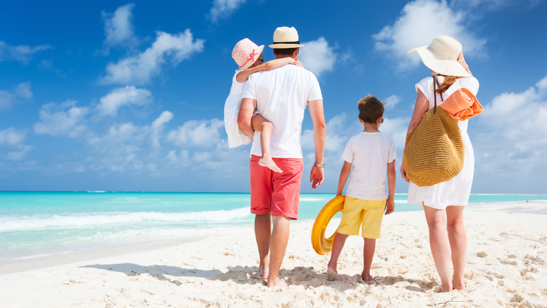 rodzina na plaży, rodzina na wakacjach, ludzie na plaży, walizka alergika, wakacje, wakacyjna walizka alergika