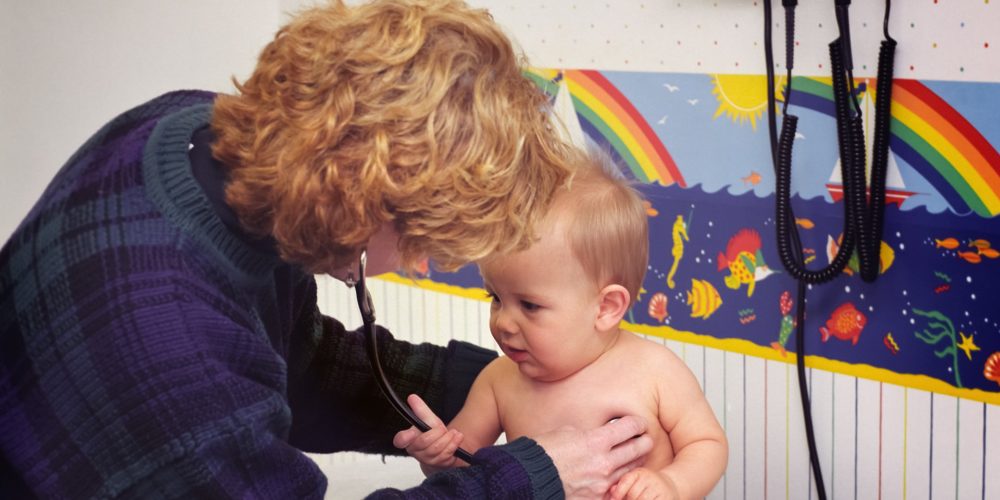 lekarz osłuchuje małe dziecko, alergia u dzieci