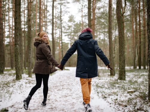 Two people in the forest, holding hands, winter, snow, odporność