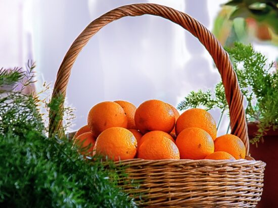 kosz z pomarańczami