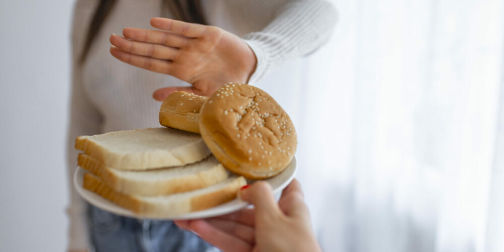 kobieta odmawiająca jedzenia białego chleba, celiakia