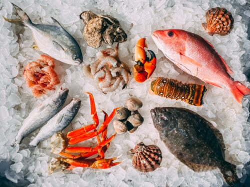 ryby, krewetki, ostrygi na kostkach lodu, alergia na owoce morza