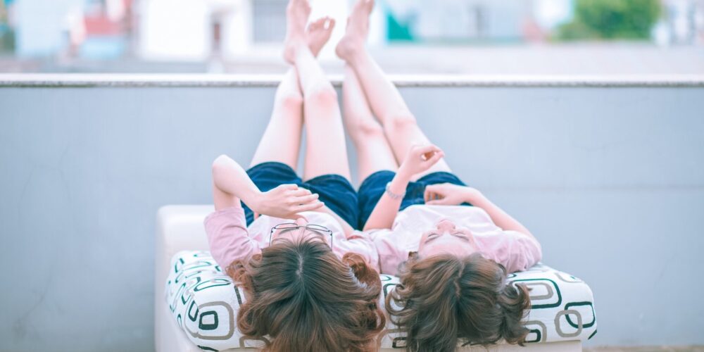 dwie dziewczynki, leżą na pufie na plecach, alergia krzyżowa