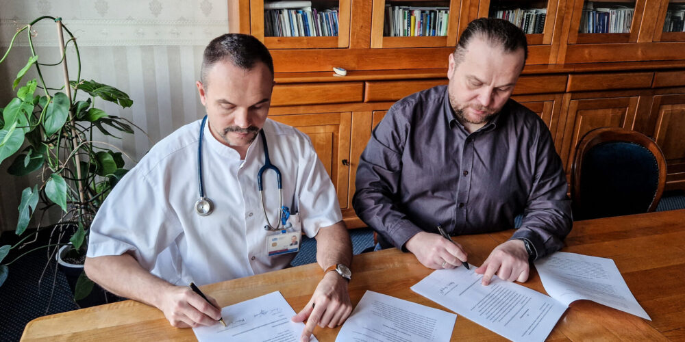 Umowa z Polskim Towarzystwem Alergologicznym, podpisują prof. Maciej Kupczyk i Paweł Majsiak