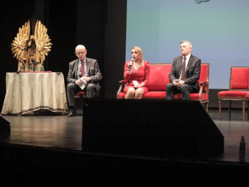 Konferencja trzy osoby siedzą na scenie, dwaj mężczyźni, jedna kobieta, Kurzawiada 2021 czyli alergolodzy w Krakowie