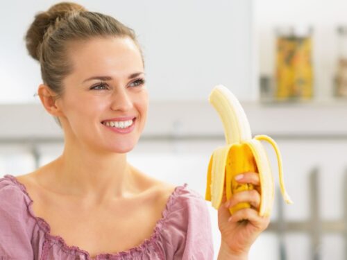 alergia na banany, banany a lateks, dziewczyna je banana, banan