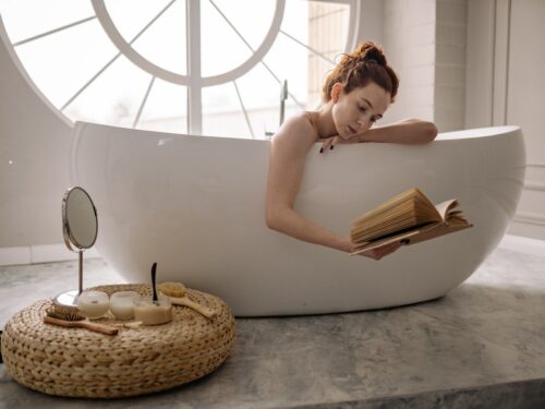 kobieta w wannie czyta książkę, hipoteza higieniczna