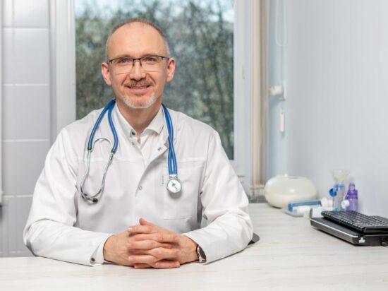 Lekarz w gabinecie, dr Piotr Dąbrowiecki