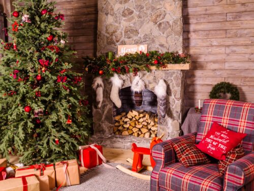 świąteczny pokój z kominkiem, choinką, prezentami i fotelem, alergia na choinkę